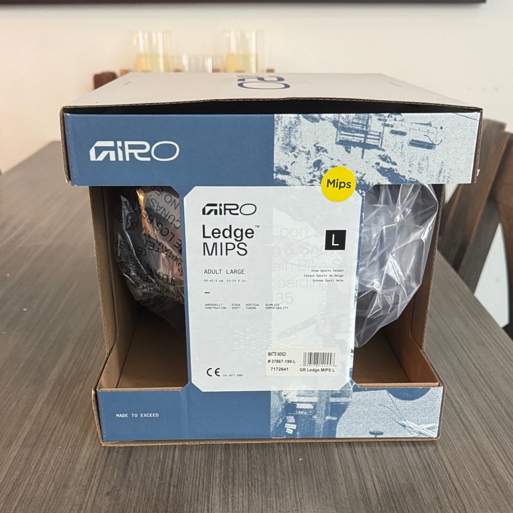 NWT Giro ski snow Helmet in Matte Charcoal - Picture 3 of 4